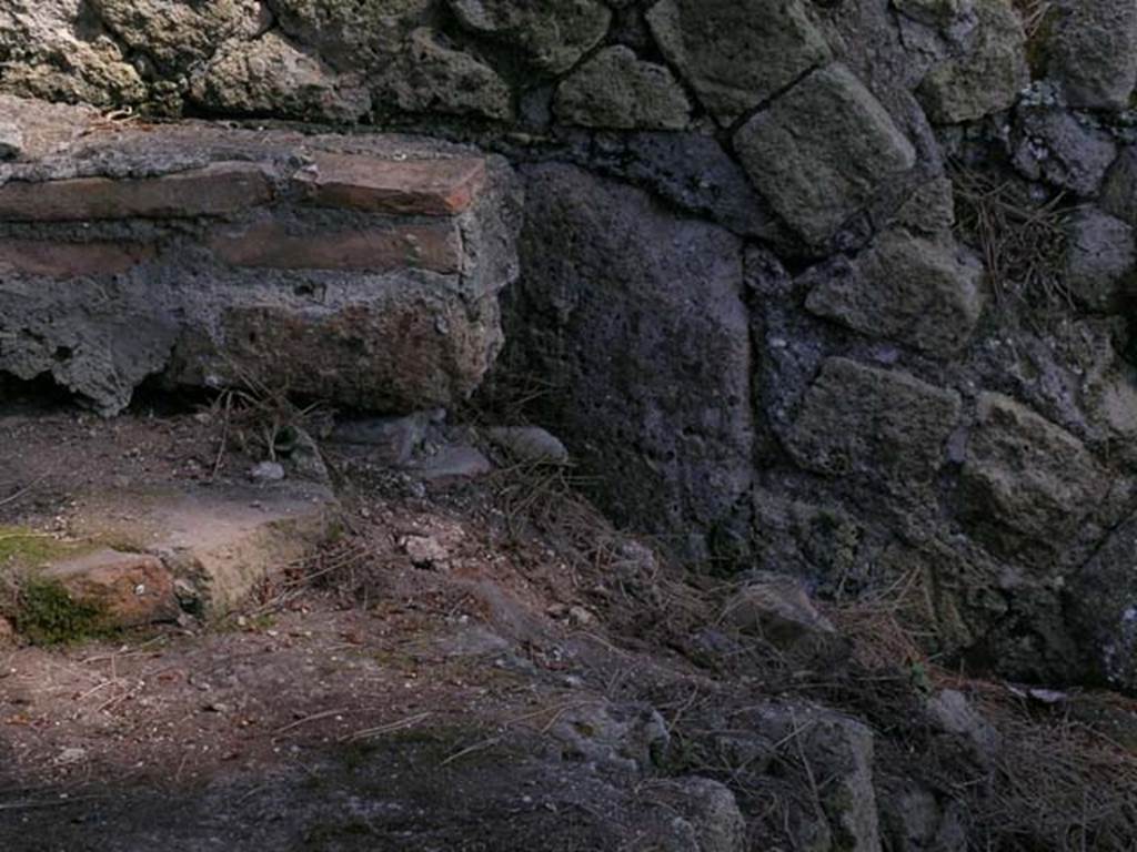 A close up of a rock
Description generated with very high confidence